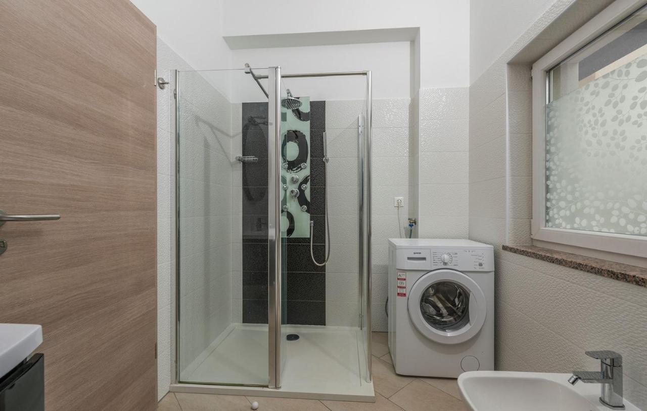 Apart Residence Leko Porec Bagian luar foto